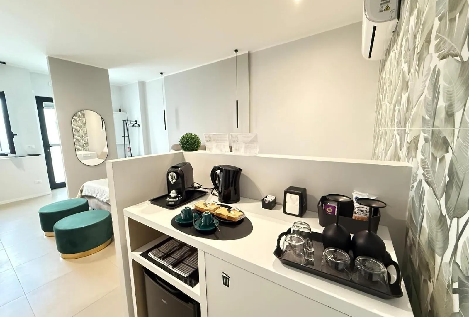 Luxury Apartment - Suite Cavour Bari 0*,  Italia